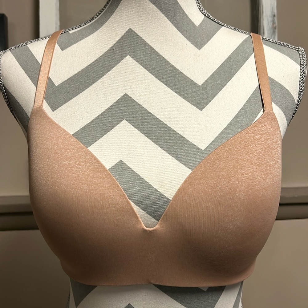 VICTORIA’S SECRET NO-Wire Smooth T-shirt Bra, 34D, New Condition